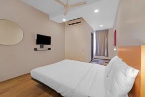 Hotel Stay inn Chennai Airport tesisinde bir odada yatak veya yataklar