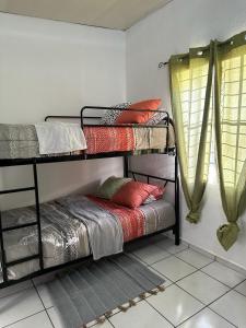 a room with two bunk beds and a window at Apartamento entero Rebeca house in Santa Ana