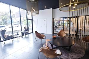 una hall con un tavolo e delle sedie e una donna di Luxury apartment in Mel east with special kids bed a Doncaster