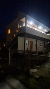 una casa di notte con le luci accese di Radio Navarino a Puerto Williams