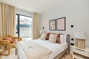 Llit o llits en una habitació de The Brondesbury Quarters - Modern 2BDR Flat with Balcony & Parking