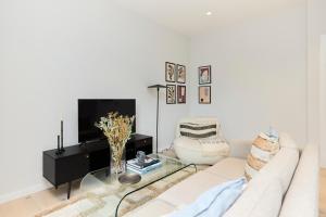 Zona d'estar a The Brondesbury Quarters - Modern 2BDR Flat with Balcony & Parking