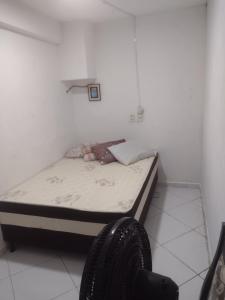 - une petite chambre avec un lit dans l'établissement Apartamento espaçoso, à Cabo Frio