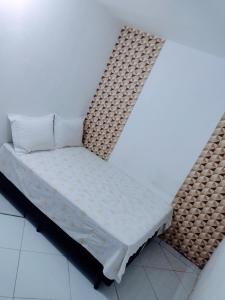 - un lit avec 2 oreillers dans l'établissement Apartamento espaçoso, à Cabo Frio