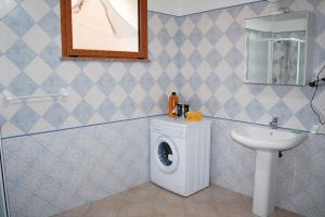 Bathroom sa Appartamento con veranda e aria condizionata a Maladroxia C62