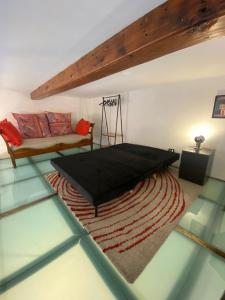 een kamer met een bed en een glazen vloer bij Appartamento Al Teatro in Livorno