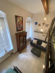 ein Wohnzimmer mit einem Sofa und einem Tisch in der Unterkunft Appartamento Al Teatro in Livorno