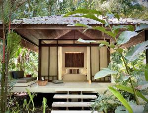 别霍港AIRE Jungle Boutique Hotel的带空调的度假村客房