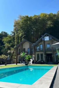 una casa con piscina frente a una casa en Sandal, en Shayan