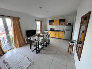 Kuchyň nebo kuchyňský kout v ubytování Hermoso departamento con vista al Canal Beagle + 24 fotografií