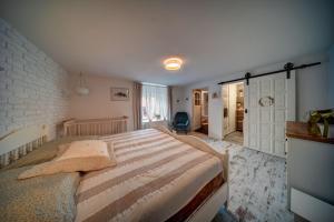 1 dormitorio con 1 cama grande en una habitación en Chaloupka u potoka en Kutná Hora