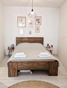 een slaapkamer met een bed met een houten bedframe bij Studio Apartment Bohemia in Mostar