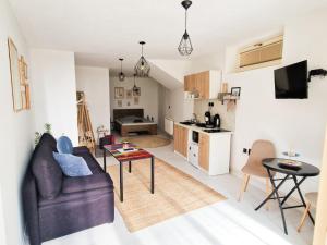 een woonkamer met een bank en een tafel bij Studio Apartment Bohemia in Mostar