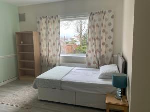 een kleine slaapkamer met een bed en een raam bij The Willows, Newark-On-Trent in North Muskham