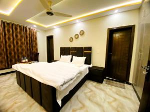 - une chambre avec un grand lit dans l'établissement Elite Living Hotels, à Rawalpindi