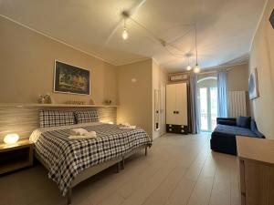 カルタニッセッタにあるSanta Luciaの広いベッドルーム(ベッド1台、ソファ付)