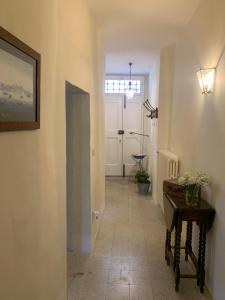 un corridoio con porta e tavolo in una stanza di Dimora Scarnabecco a Todi