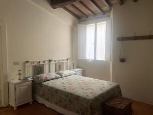 una camera da letto con un letto e una finestra di Dimora Scarnabecco a Todi