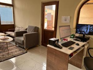 a living room with a desk with a computer on it at ARTON İN CAPPADOCİA HOTEL in Avanos