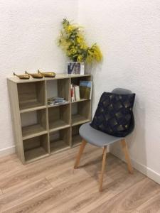 uma cadeira sentada em frente a uma estante de livros em Le chant des vagues em Sète mais 23 fotografias