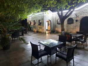 patio ze stołami i krzesłami w restauracji w obiekcie Vila Varadero w mieście Skopje