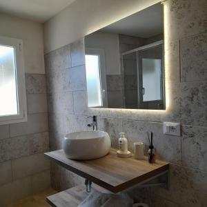 La salle de bains est pourvue d'un lavabo et d'un miroir. dans l'établissement casa vittoria, à Torretta