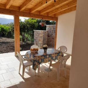 un tavolo da pranzo e sedie su un patio di casa vittoria a Torretta