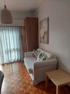 uma sala de estar com um sofá e uma mesa em Covelo no Porto