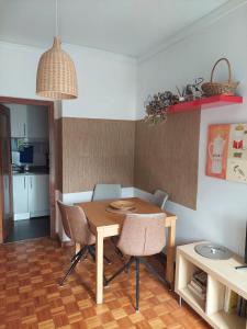 een eetkamer met een houten tafel en stoelen bij Covelo in Porto