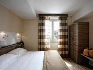 a bedroom with a bed and a window at Hotel Porta Nuova in Assisi