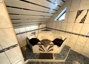 ein Badezimmer mit Badewanne und Handtüchern in der Unterkunft Ferienwohnung Aigner in Schellgaden