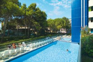 Bazén v ubytování Residenza Acapulco nebo v jeho okolí