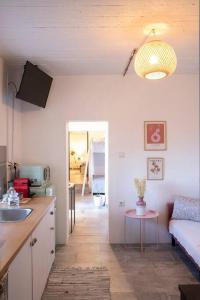 Kuchyň nebo kuchyňský kout v ubytování Alexandras guesthouse