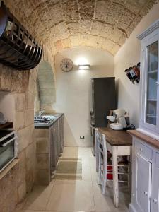 SternatiaにあるLe mura degli Angeliのキッチン(テーブル、冷蔵庫付)が備わります。