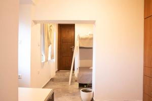 Fotografie z fotogalerie ubytování Alexandras guesthouse v destinaci Neos Panteleimonas + 26 fotografií