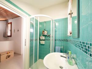 ein Badezimmer mit Waschbecken und Dusche in der Unterkunft Oasi di comfort 5 posti letto eleganza a Lignano in Lignano Sabbiadoro + 18 Fotos