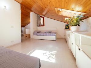 ein Schlafzimmer mit einem Bett und einer Holzdecke in der Unterkunft Oasi di comfort 5 posti letto eleganza a Lignano in Lignano Sabbiadoro