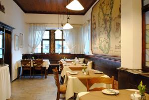 ローテンブルク・オプ・デア・タウバーにあるホテル ツム ブレイテルレのテーブルと椅子が備わるレストラン