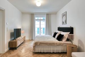 皮耶什佳尼的住宿－AnnaVila，一间卧室设有一张床和一个大窗户