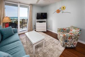 - un salon avec un canapé, une télévision et une chaise dans l'établissement Nautilus 2410 Gulf View 2 Bedroom 4th Floor Free Beach Service, à Fort Walton Beach