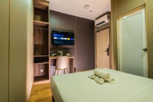 Una habitación de hotel con una cama con toallas. en KKIA HOTEL, en Kota Kinabalu