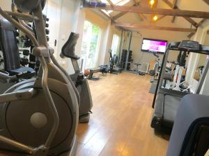 un gimnasio con cintas de correr y máquinas en una habitación en The Burrow en Wetherby