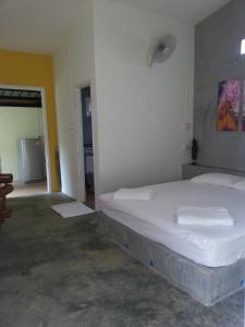Bilik mandi di Aathid Garden Khao Lak