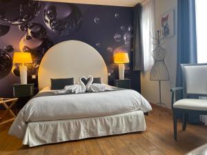 ein Schlafzimmer mit einem Bett und einer lila Wand in der Unterkunft Champagne Domaine Sacret - AY in Épernay