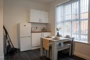 Ett kök eller pentry på Central 2-Bedroom Apartment in Kettering with Wifi by HP Accommodation