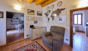 una sala de estar con una silla y un mapa en la pared en CAV MOTTENO, en Mandello del Lario
