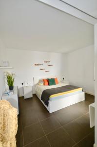 a bedroom with a bed and a white wall at CASA UMA in Villaverde