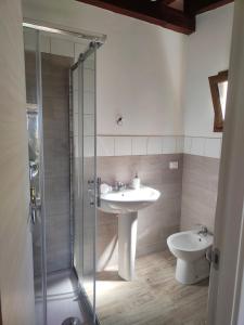 a bathroom with a sink and a shower and a toilet at No Zu Filì in Villaggio Mosè