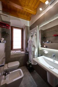 ein Badezimmer mit Badewanne, Waschbecken und Toilette in der Unterkunft CAV MOTTENO in Mandello del Lario
