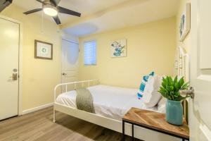 Dormitorio pequeño con cama y mesa en Stunning Beach Delight with Hot Tub, Fire Pit, Parking & Walk to Beach! en San Diego